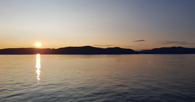 Quelle saison choisir : le soleil de minuit ou l’automne doré ?
